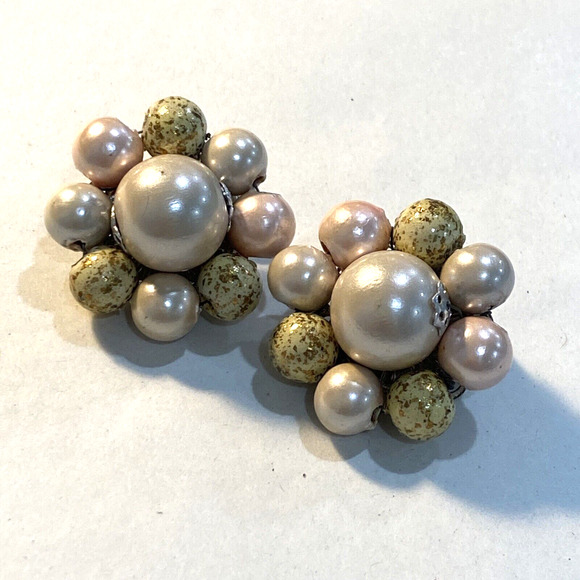 Vintage clip on earrings pink white pearl finish & gold confetti bead clusters - Picture 1 of 4